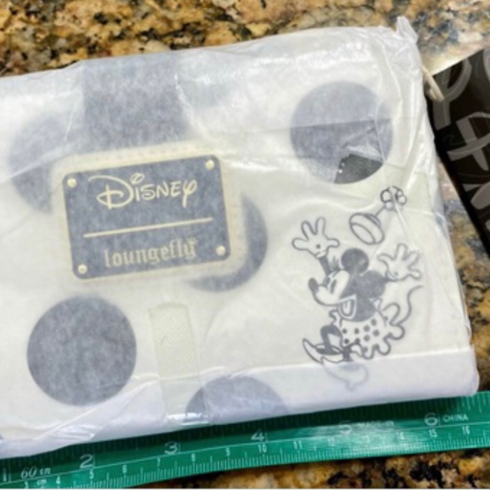 Disney Loungefly Minnie Mouse 3D Bow Flap Zip Wallet Vegan Leather Wallet - Picture 4 of 6